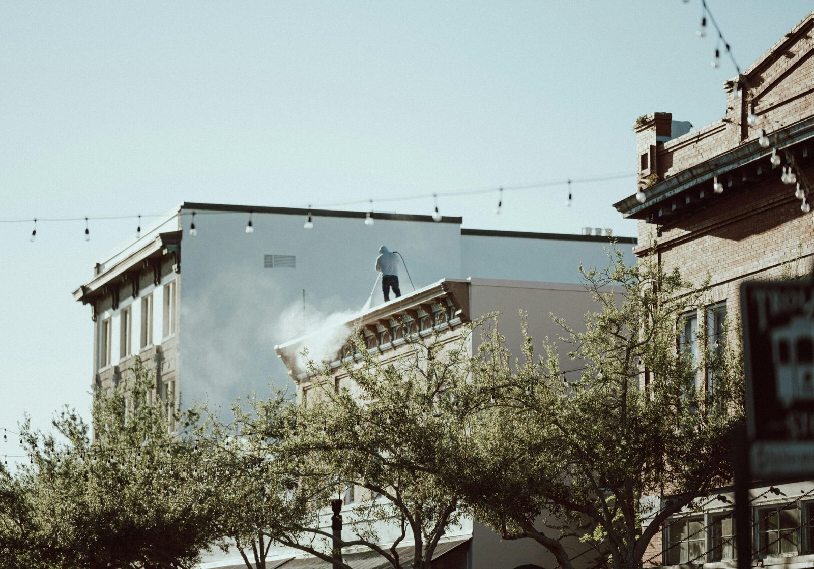 Démoussage et nettoyage toiture Annecy pour stopper la prolifération de mousses et lichens