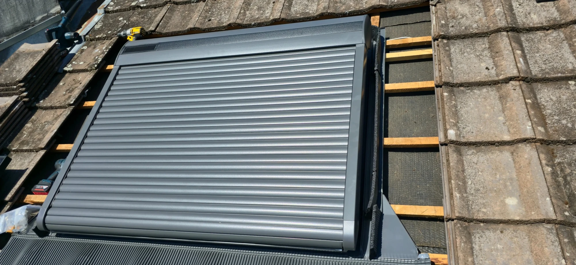 Accessoires Velux Annecy comme stores, volets roulants et moustiquaires pour optimiser confort