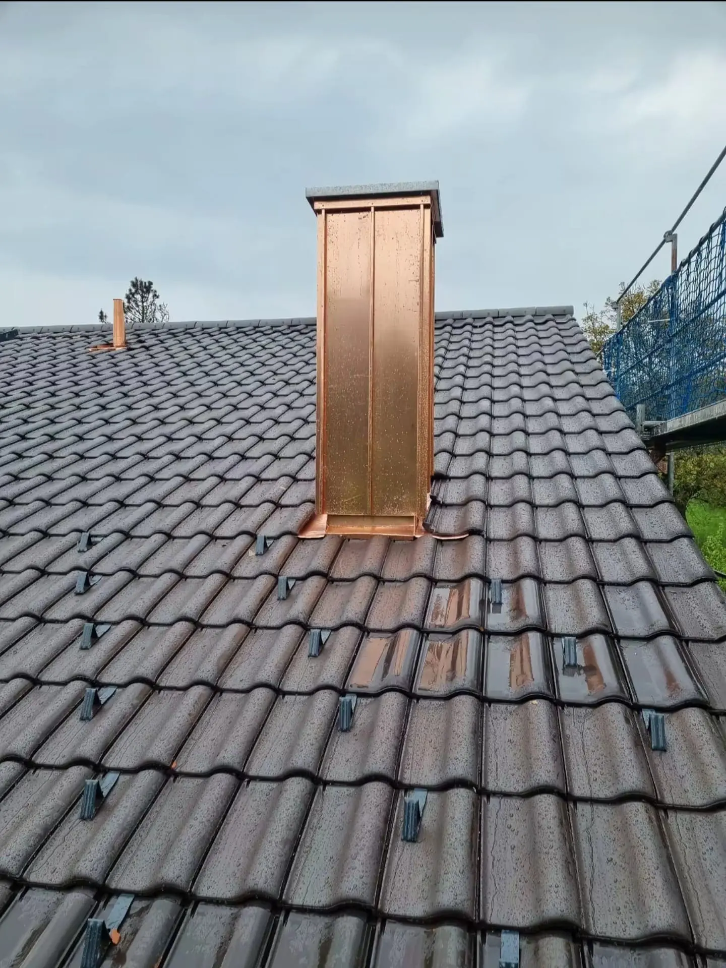 couvreur zingueur Annecy installant un bardage zinc pour allier esthétisme et protection