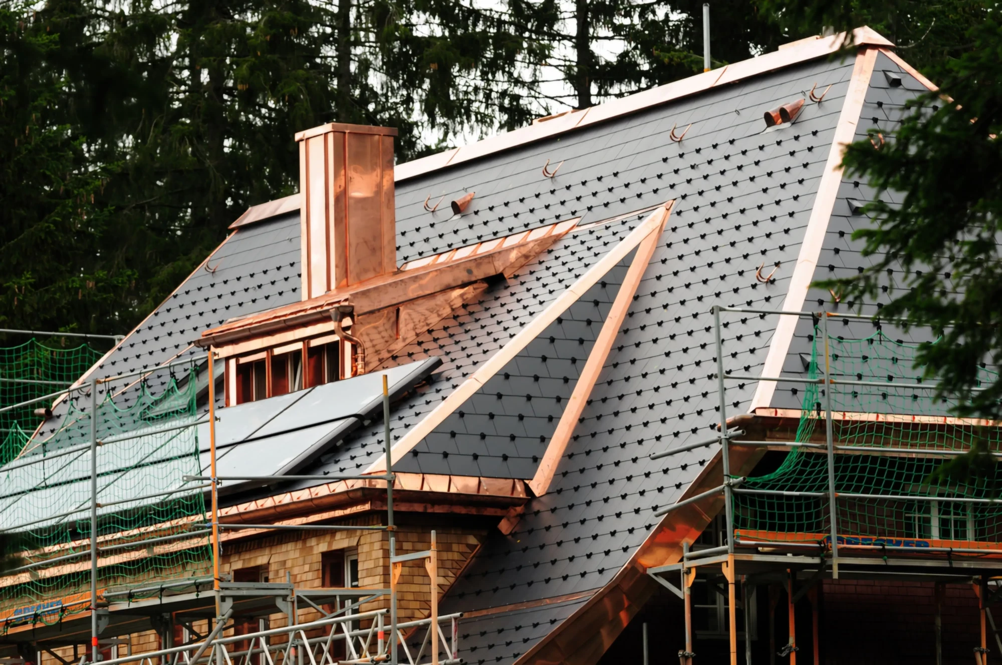 Couvreur Annecy expert en toiture et façade, garantissant des travaux précis, rapides et durables en Auvergne-Rhône-Alpes