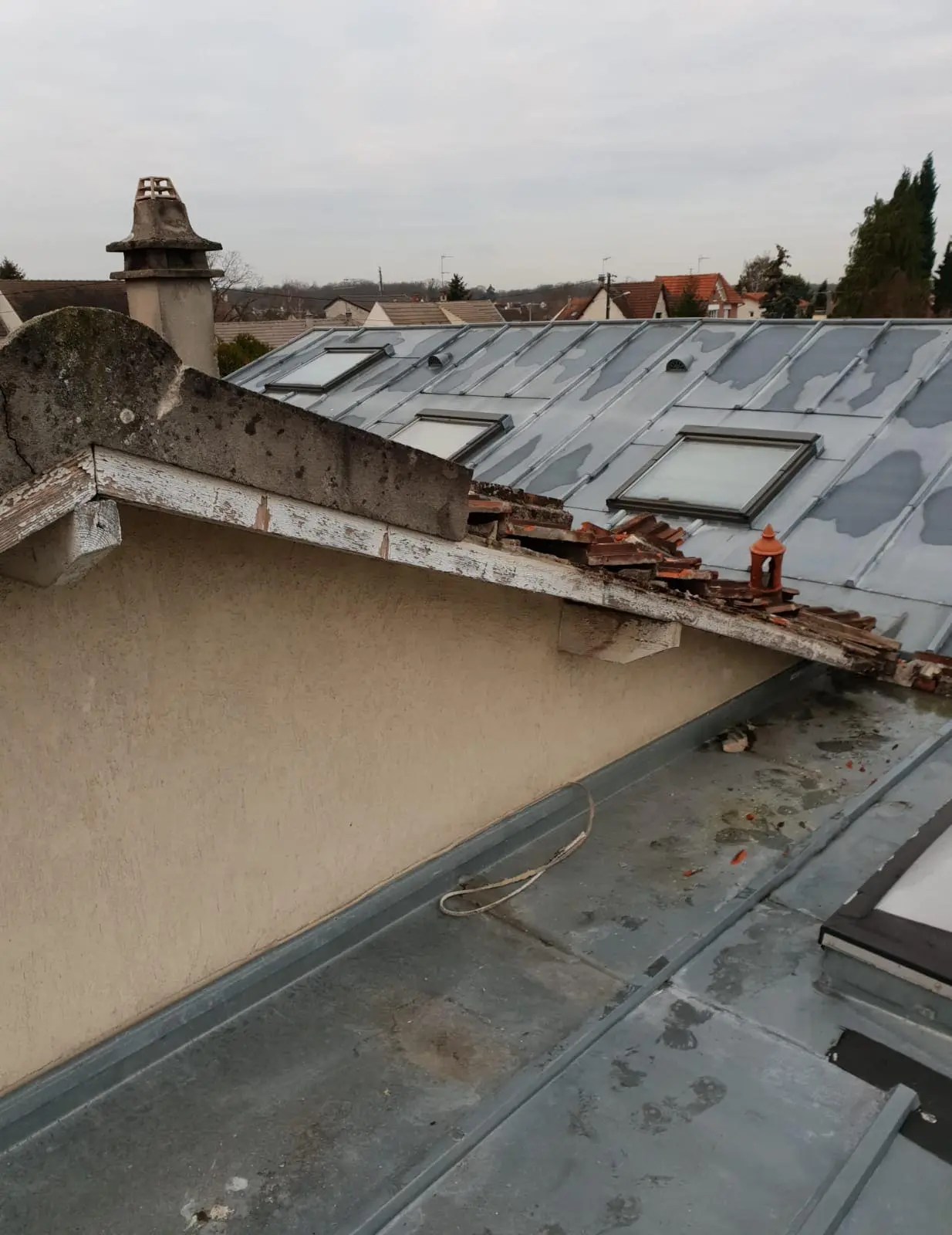 Dépannage toiture en urgence à Annecy pour fuite, tuiles envolées et infiltrations