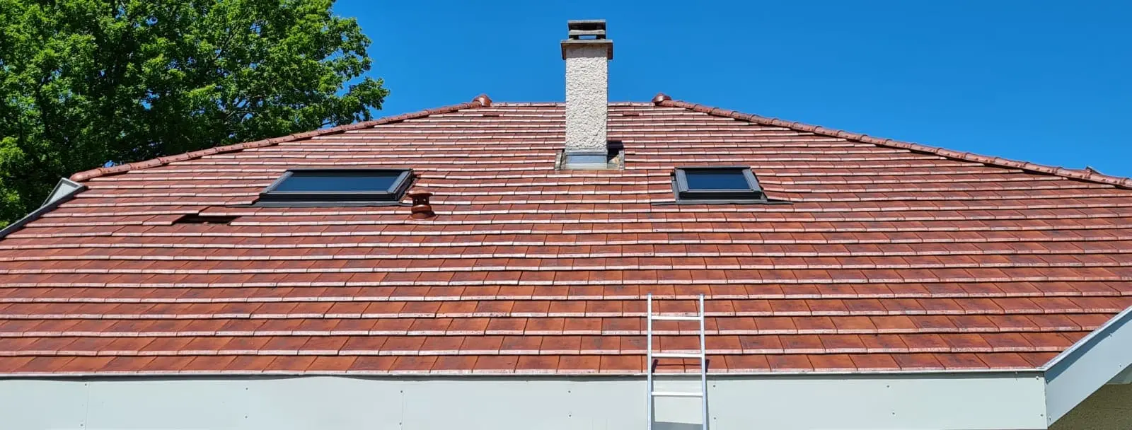 Nettoyage toiture Annecy en profondeur avec lavage complet et méthodes douces