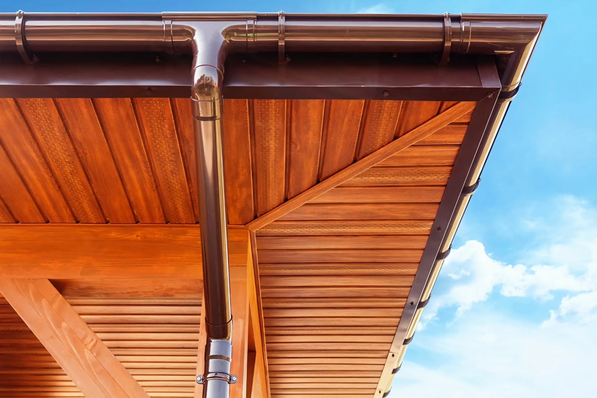 couvreur zingueur Annecy posant une gouttière zinc pour protéger les façades et fondations