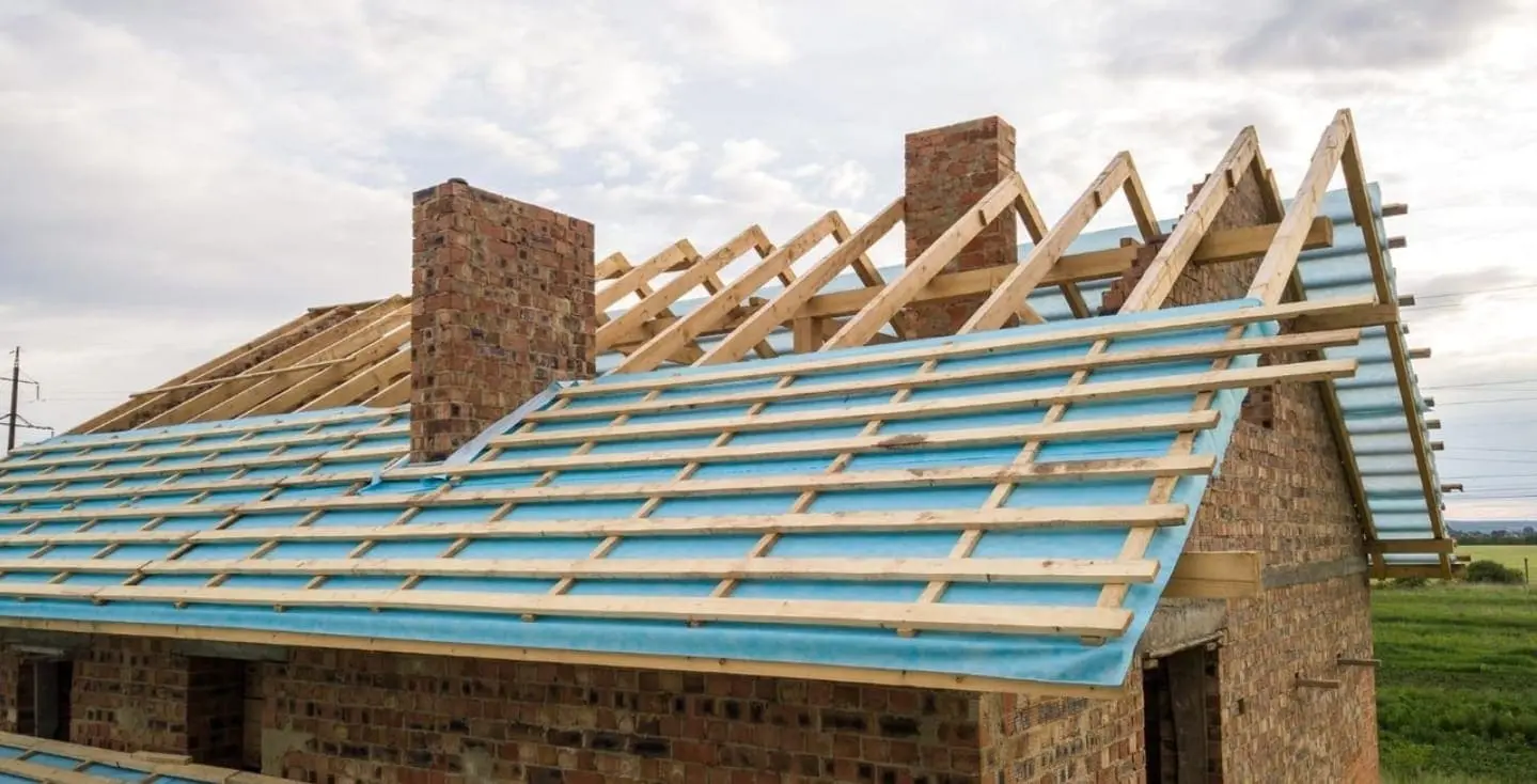 Réfection et rénovation toiture Annecy avec remplacement des éléments abîmés et renforcement charpente