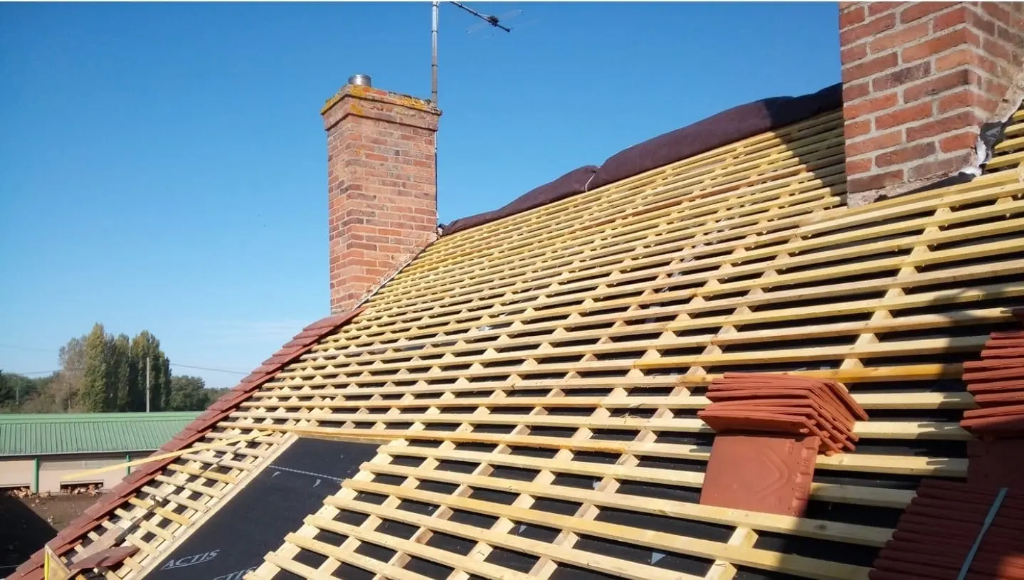 Rénovation toiture ancienne Annecy, restauration de charpente et remplacement tuiles traditionnelles