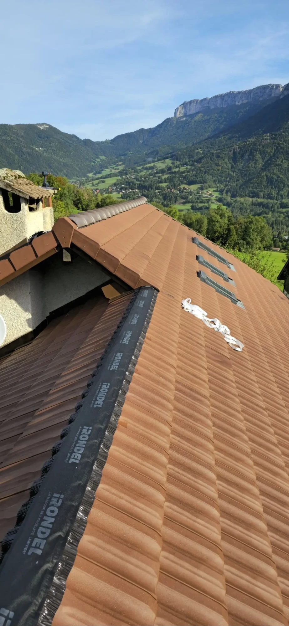 Réparation étanchéité toiture Annecy avec colmatage fissures et remplacement de membranes