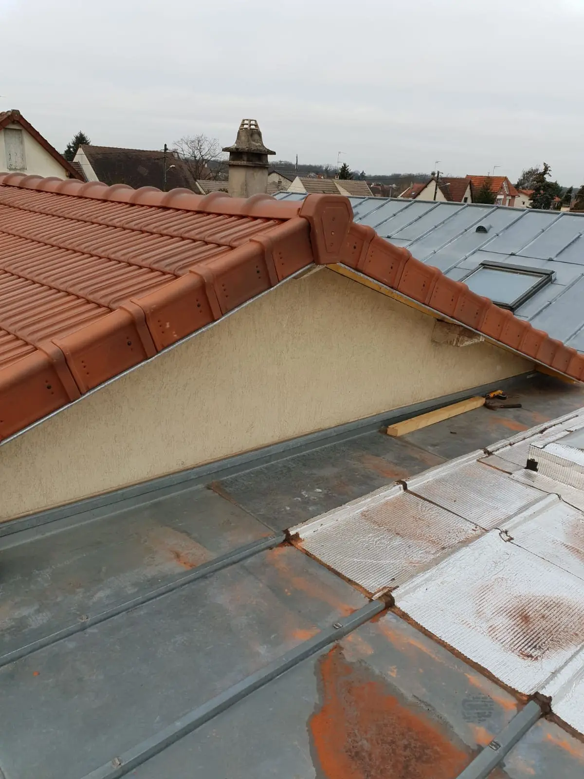 Urgence toiture Annecy avec réparations après tempête, neige ou infiltration